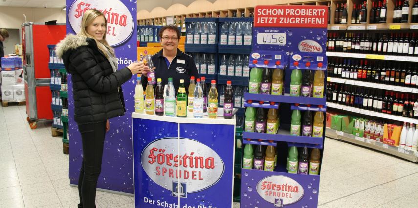 Bettina Irgel lädt derzeit in den Getränkemärkten der Region zum Verkosten der neuen Förstina Produkte ein.