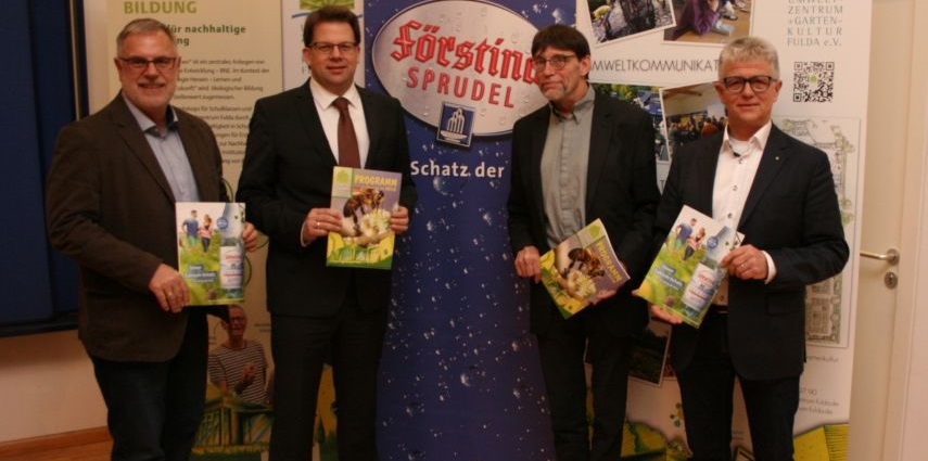 Fuldas Oberbürgermeister Dr. Heiko Wingenfeld und Volker Strauch (Geschäftsführer des Umweltzentrums) dankten Gerhard Bub und Peter Seufert von Förstina Sprudel für die 20-jährige Zusammenarbeit.